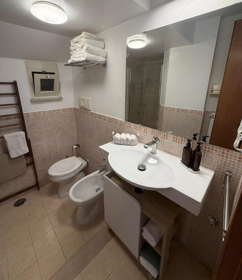 confortevole bagno con box doccia e bidet